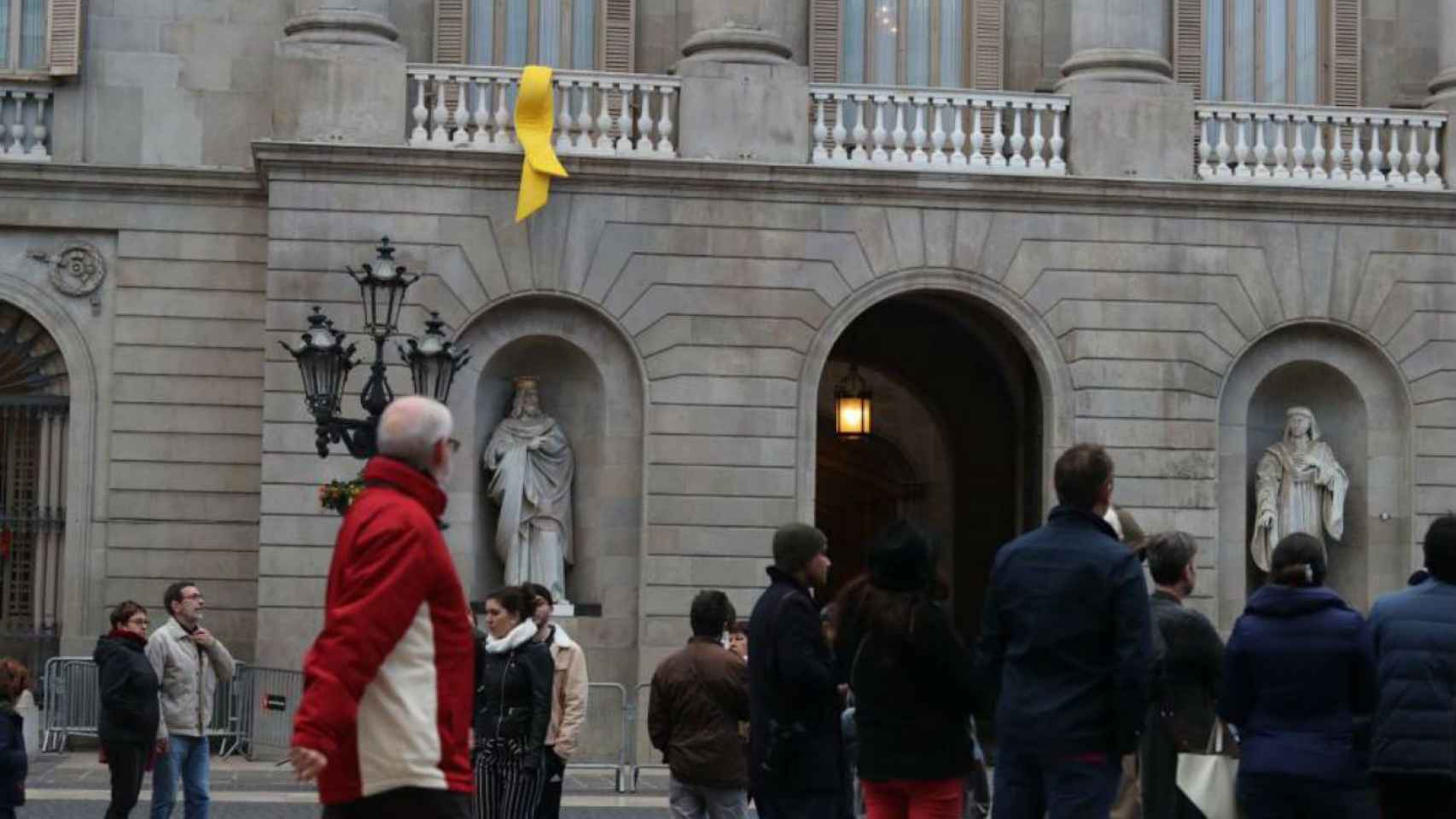 La manifestación de la Coordinadora por Tabarnia ha coincidido con la reposición del lazo amarillo en el balcón del Ayuntamiento de Barcelona / EFE