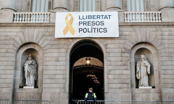 Pancarta que se instaló en la fachada del Ayuntamiento de Barcelona / EFE