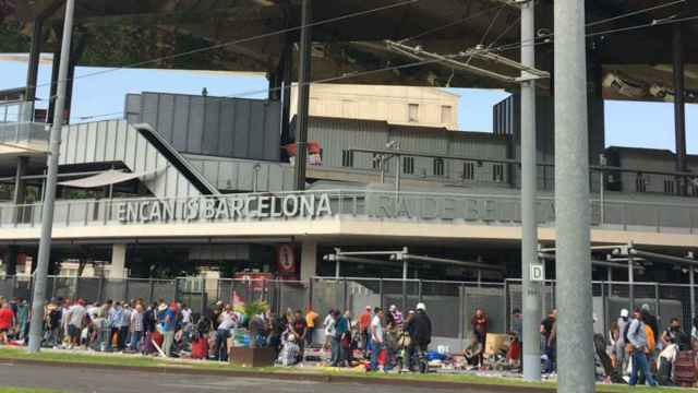 Los exteriores de los Encants llenos de manteros / Asoc. Vendedores Encants