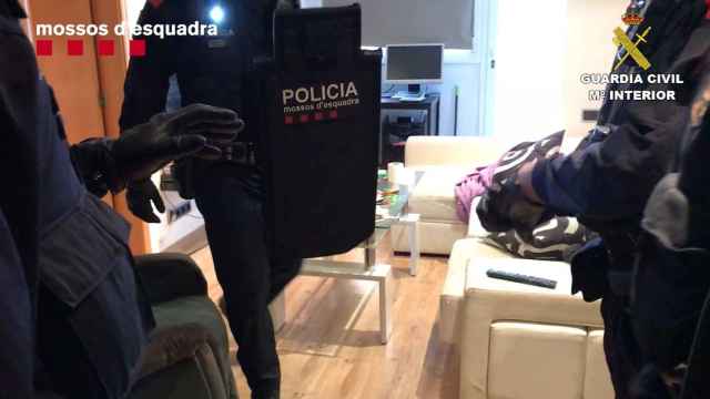 Entrada de la policía en la vivienda donde estaba retenida la víctima / MOSSOS D'ESQUADRA