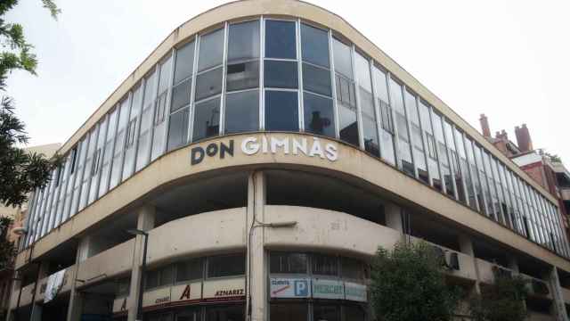 Exterior del gimnasio okupado en Vallcarca / HUGO FERNÁNDEZ