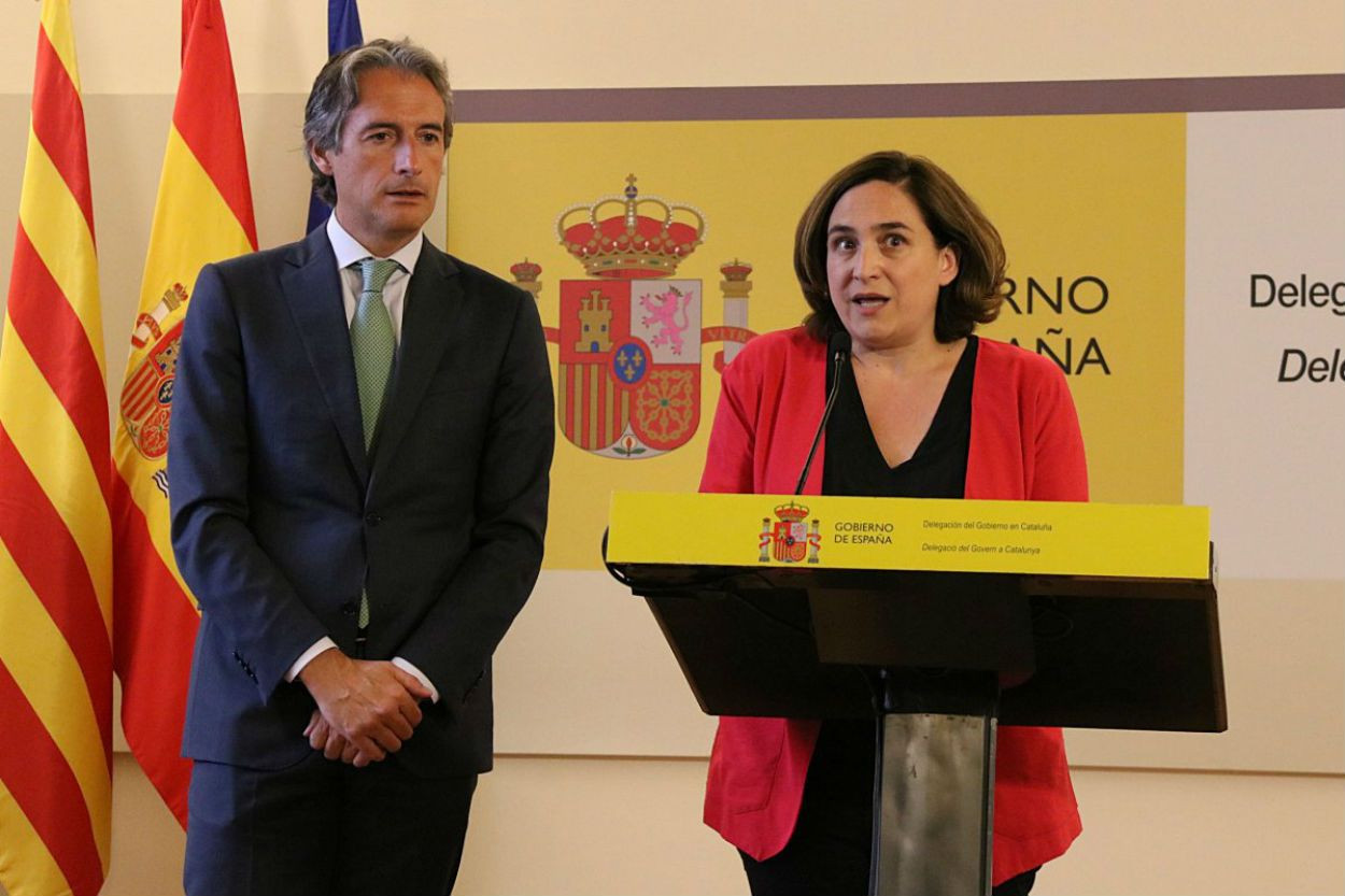 La alcaldesa de Barcelona, Ada Colau, con el exministro de Fomento, Íñigo de la Serna / ARCHIVO