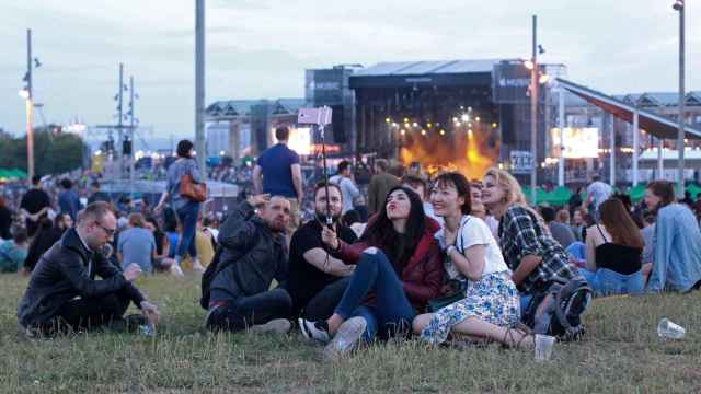 Un grupo de amigos sacándose selfies en el festival Primavera Sound| HUGO FERNÁNDEZ