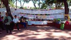 La concentración Bordados por La Paz se celebra el primer domingo de cada mes en BCN / BORDADOS POR La Paz