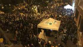 Centenares de personas llenan la plaza del Nord en una fiesta de la entidad Lluïsos de Gràcia que acabó en un macrobotellón