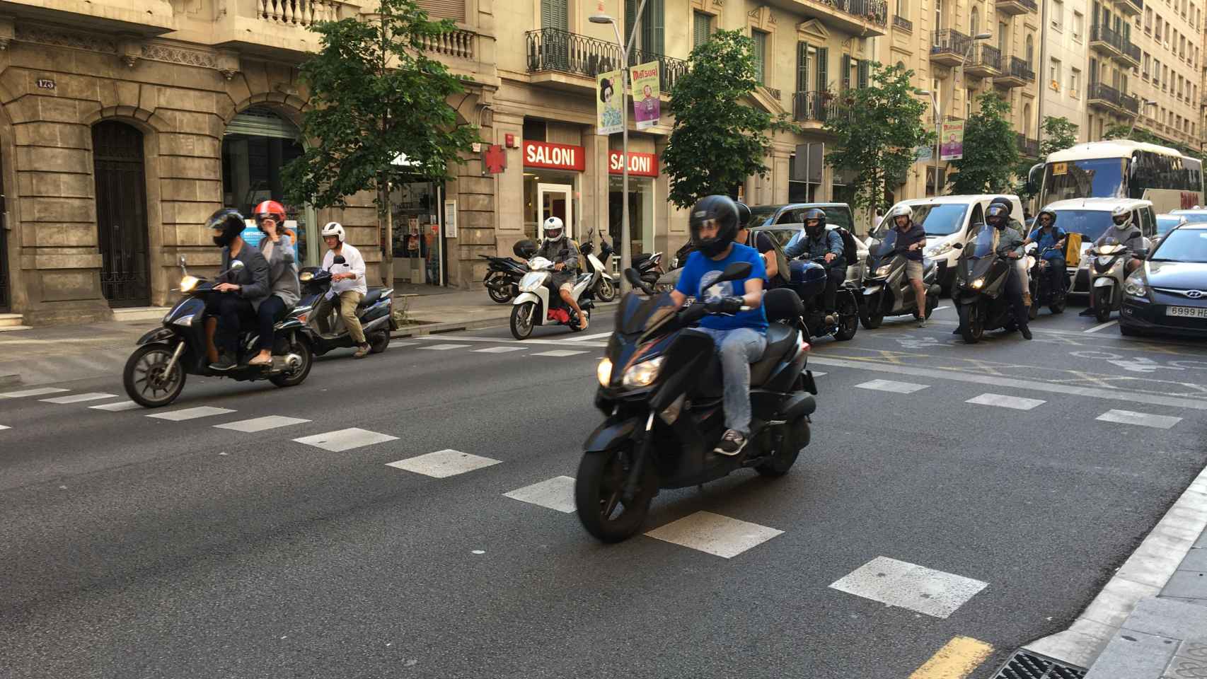 Los scooters son ideales para moverse por Barcelona / PABLO ALEGRE