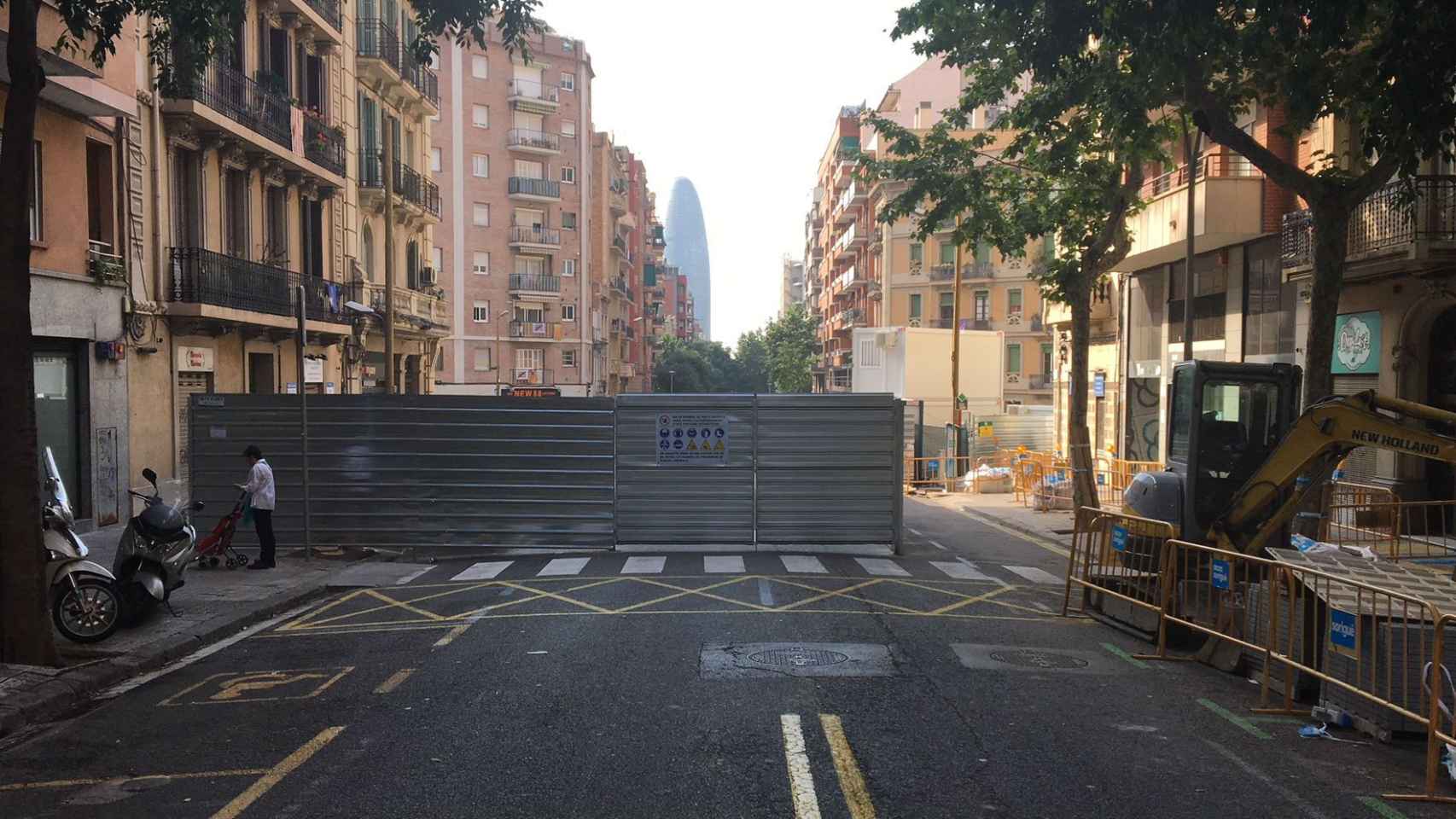 Obras del AVE, a la altura de Mallorca con Independència, donde se ha encontrado el refugio antiaéreo de Sant Martí / JORDI SUBIRANA