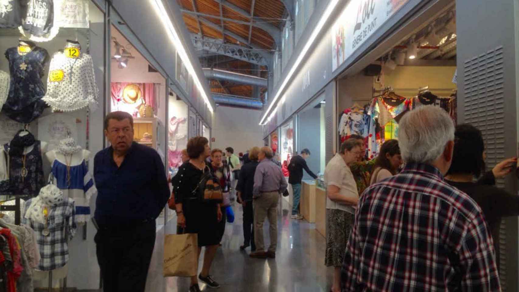 Los horarios que quieren imponer en los Encants del Mercat de Sant Antoni indignan a los comerciantes