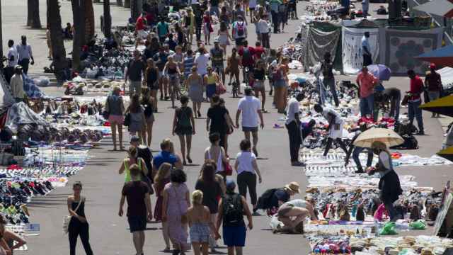 Comerciantes, hoteleros y restauradores claman contra la permisividad con el 'top manta' / ARCHIVO