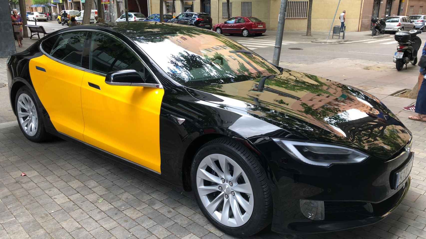 El vehículo eléctrico Tesla de elegante diseño empezará a circular la semana que viene