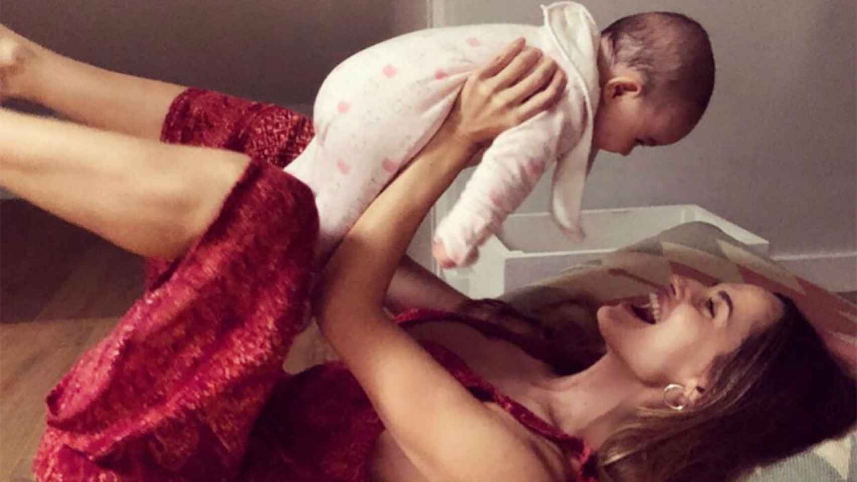 La modelo Adriane Artiles publica su maternidad en las redes sociales