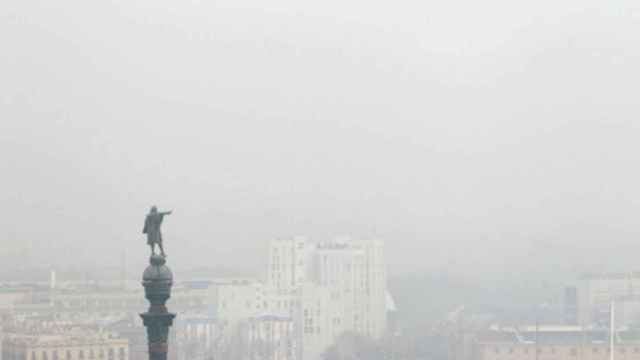 La contaminación de Barcelona impide ver con claridad algunas zonas de la ciudad como el paseo de Colón  / EFE