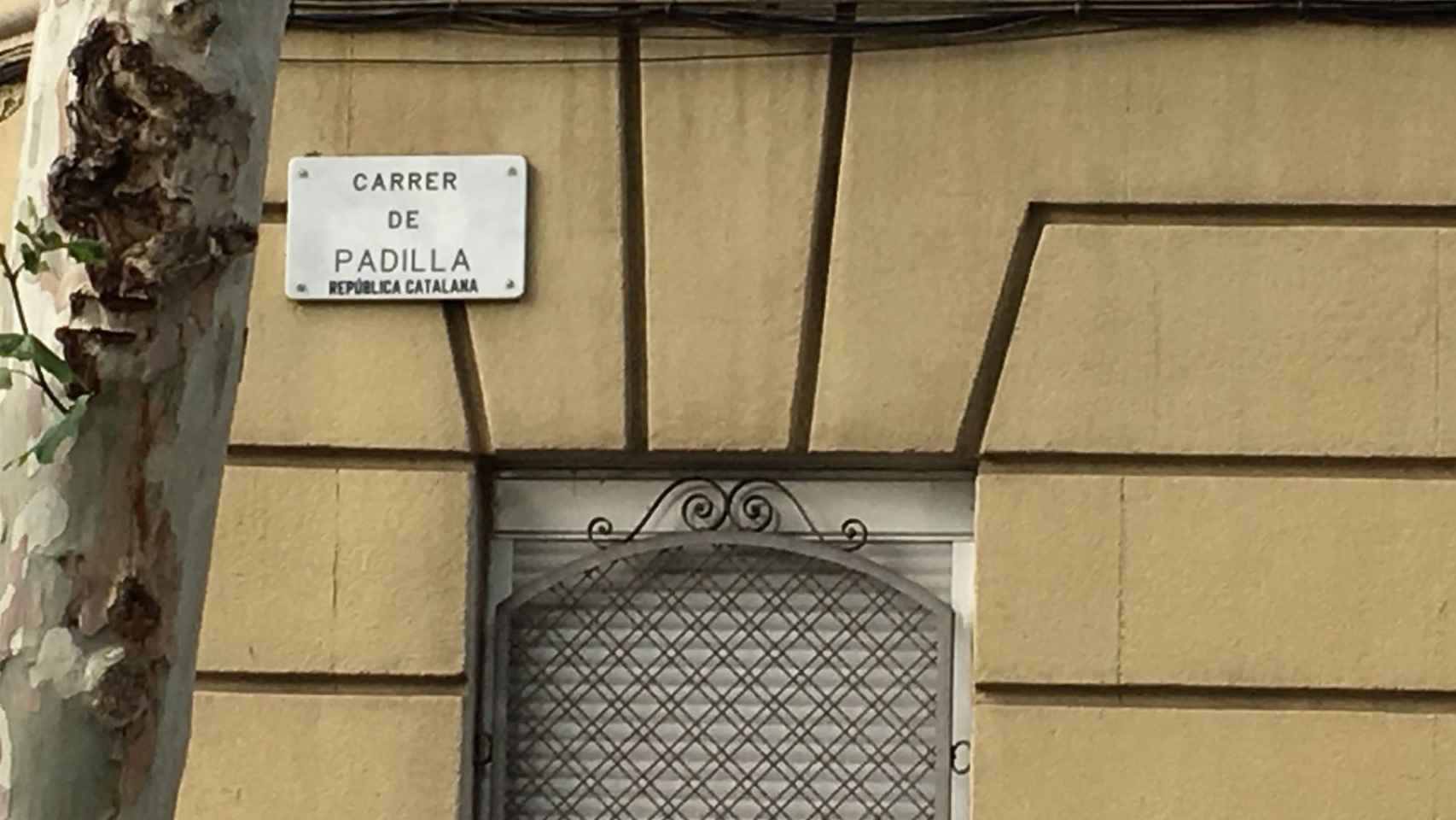 Un letrero de la calle de Padilla sucio / MIKI
