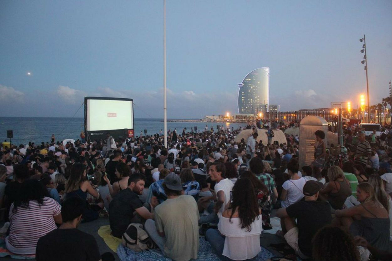Cinema Lliure en una de las playas de Barcelona / ARCHIVO
