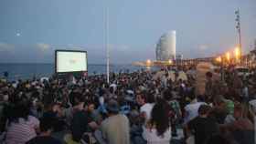 Cine al aire libre en la playa de Sant Sebastià en una edición anterior / ARCHIVO