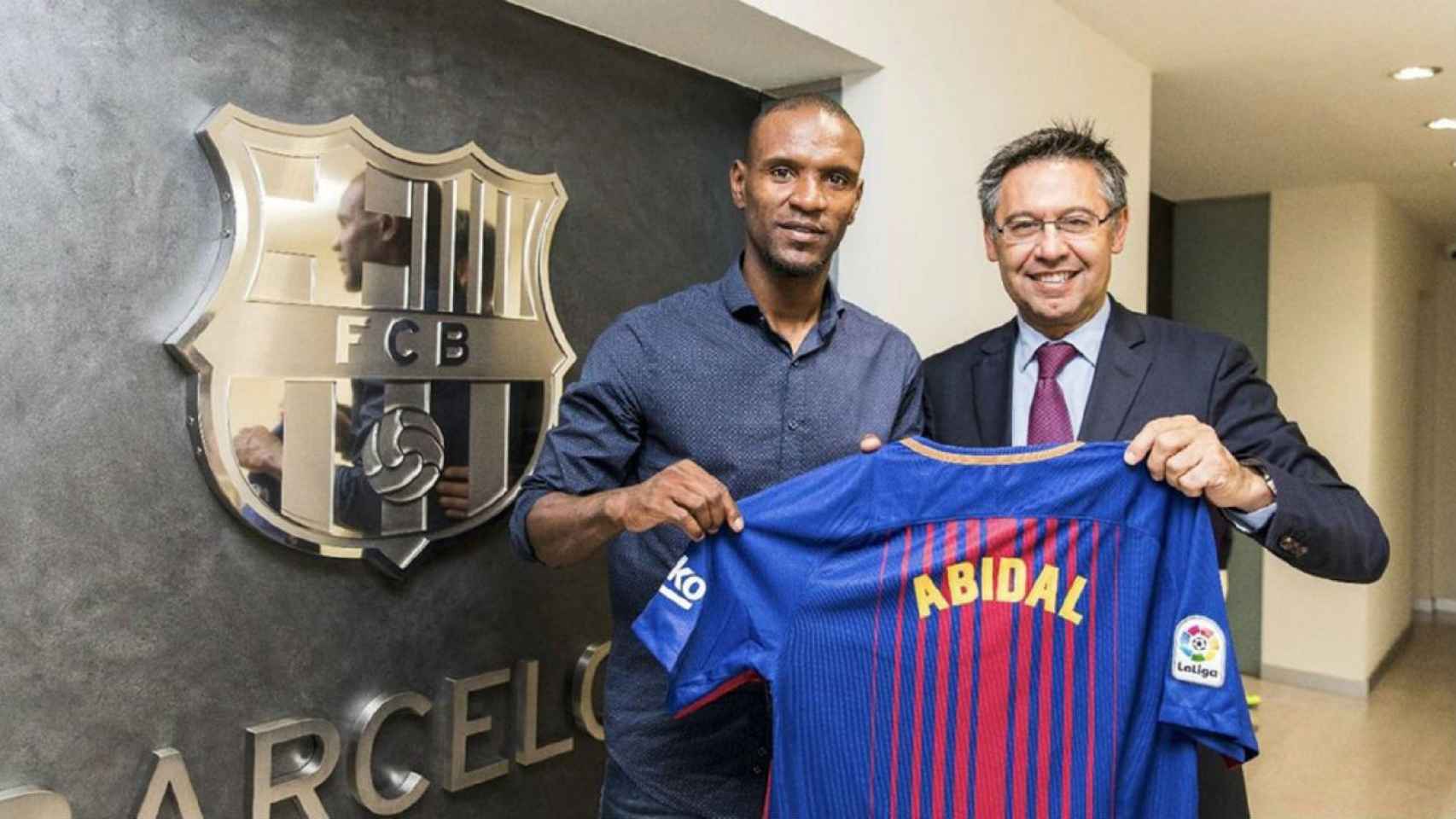Abidal y Bartomeu, el día que el ex jugador fue presentado como nuevo responsable deportivo del Barça / FCB
