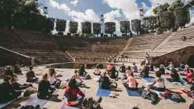 Todos los domingos durante el verano Mafe Liz imparte clases de yoga en el Teatre Grec