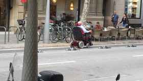 Original: una silla ruedas circulando por el carril exclusivo del Solo Bici