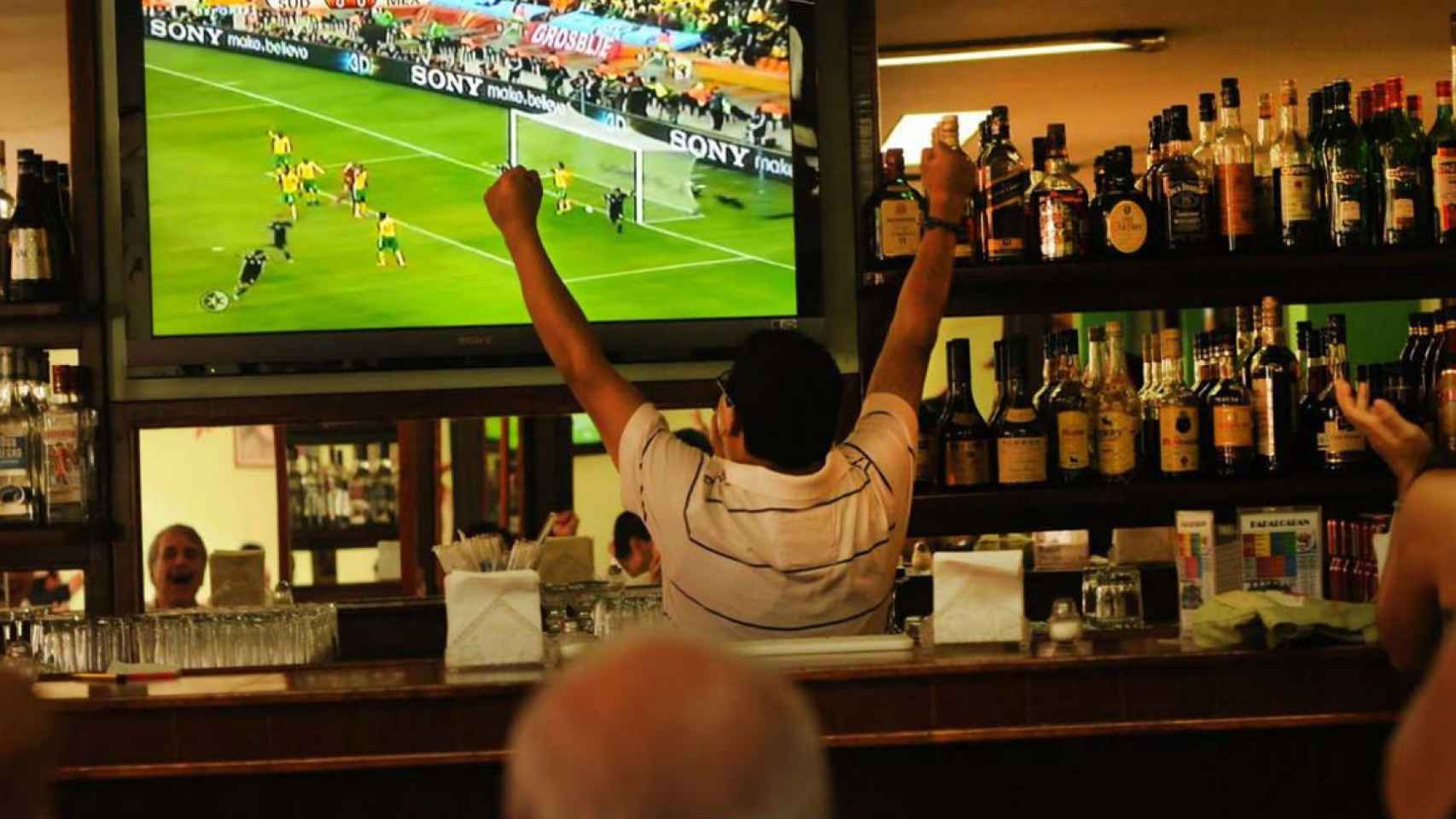 No hay nada como seguir el Mundial de fútbol en un bar y rodeado de apasionados aficionados / Archivo