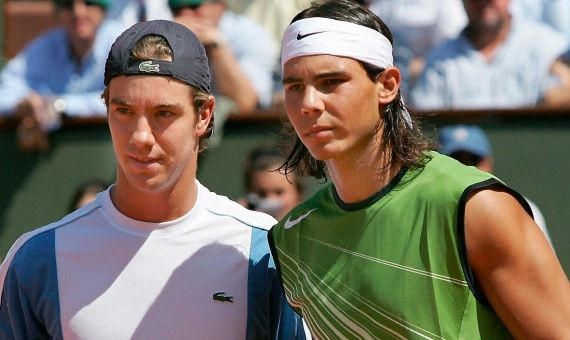 Nadal (en la imagen con el francés Gasquet), en 2005, año de su primer Roland Garros / Archivo