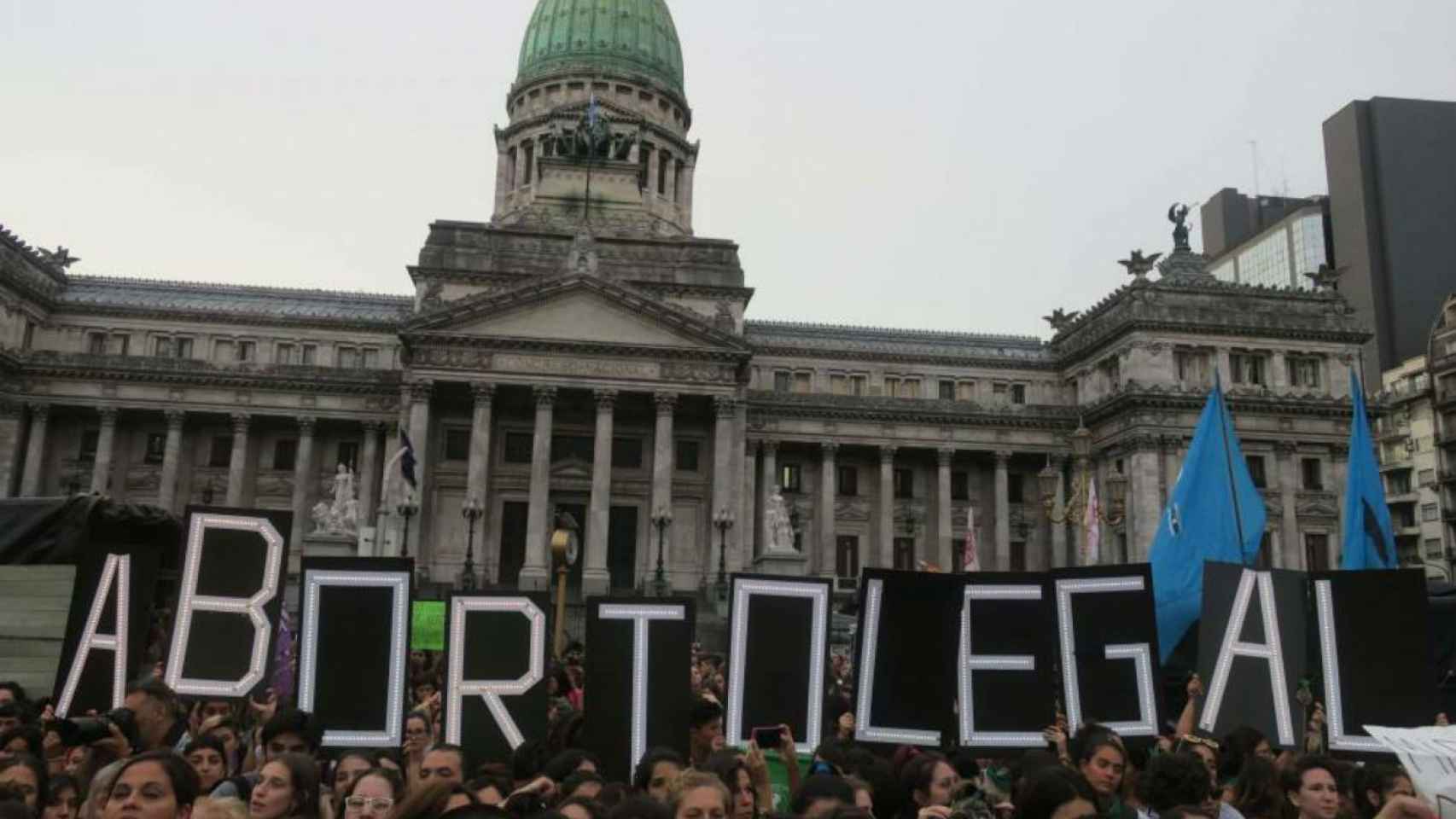 Una concentración a favor del aborto frente al Congreso en Buenos Aires | EFE