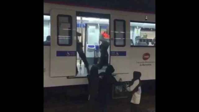 Grafiteros perseguidos por vigilantes del metro en Can Boixeres.