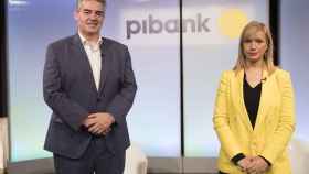 El director general de Pichincha España, José Luis Abelleira y la directora de Pibank, Begoña Martínez en la presentación de Pibank / PICHINCHA