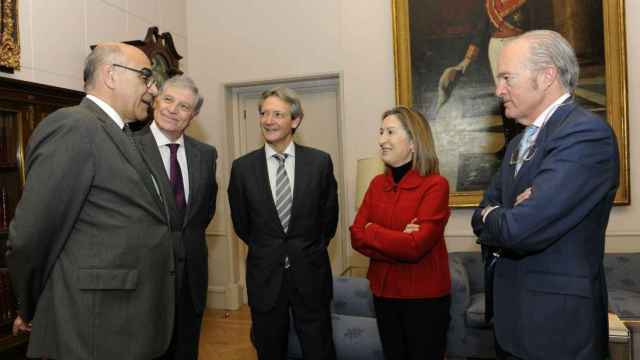 El presidente de Saba, Salvador Alemany, la izquierda, en una imagen junto a la ya ex ministra Ana Pastor, entre otras personas / Archivo