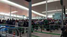 Colas en el aeropuerto de El Prat, este domingo / TWITTER ALEXANDRE ANDREU