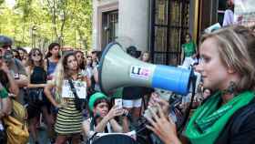 Decenas de feministas se concentran en BCN como apoyo a las compañeras argentinas | HUGO FERNÁNDEZ