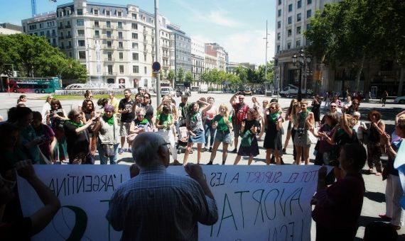 Un momento durante la concentración a favor del aborto en Barcelona | HUGO FERNÁNDEZ