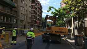 Obras y grúas impidiendo el paso en la calle Príncipe de Asturias