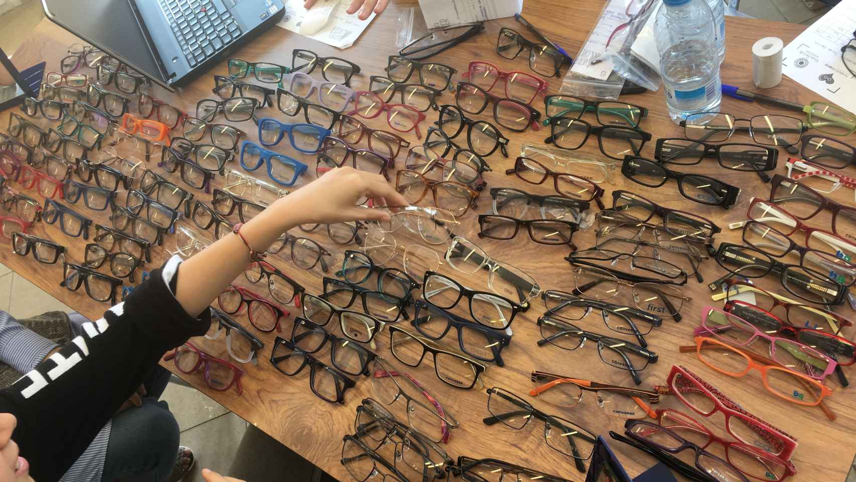 Una beneficiaria eligiendo gafas gracias al proyecto 'Ver para Crecer' | P.B.