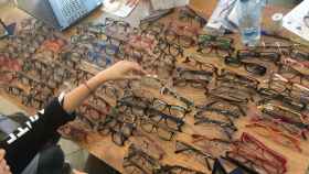 Una beneficiaria eligiendo gafas gracias al proyecto 'Ver para Crecer' | P.B.