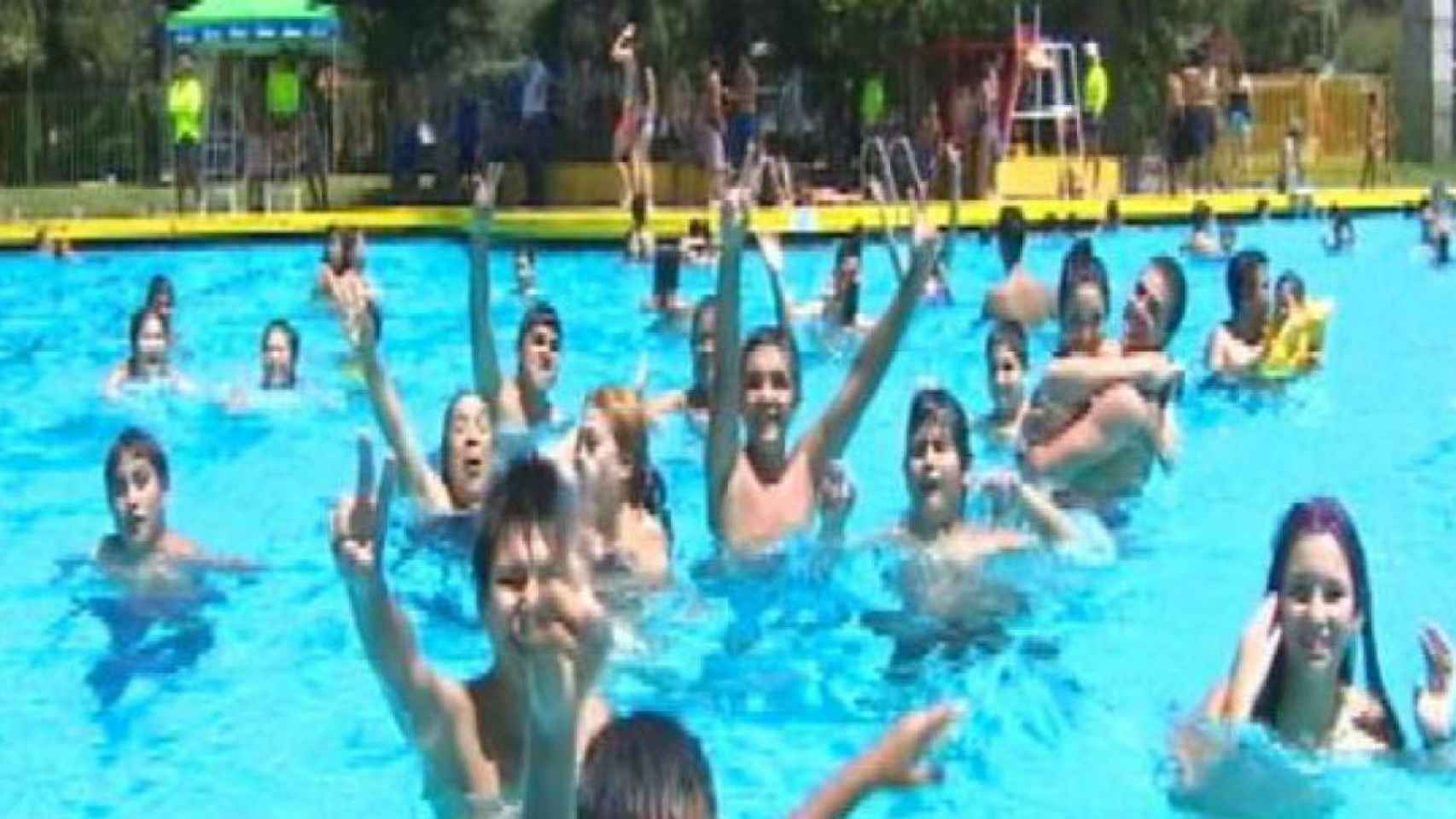 Las piscinas se llenan de niños cuando comienzan las colonias escolares / Archivo
