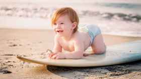 Imagen de un bebe en la playa