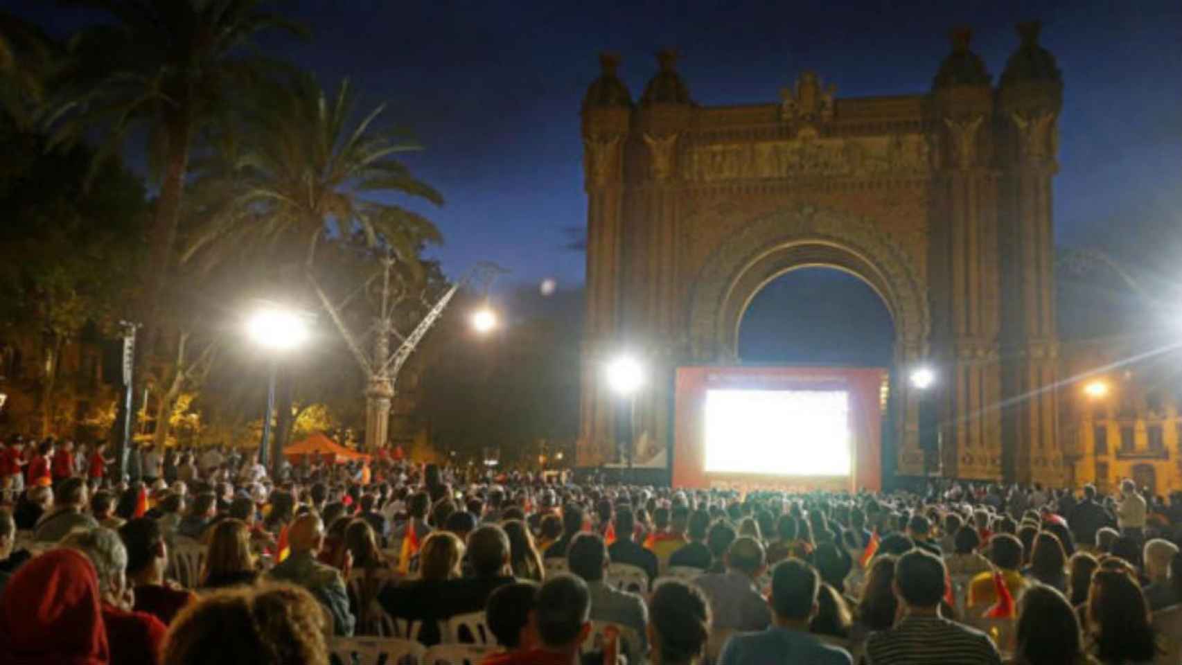 El Arc de Triomf ya acogió una pantalla gigante para ver a la selección española / @barcelonaconlaseleccion