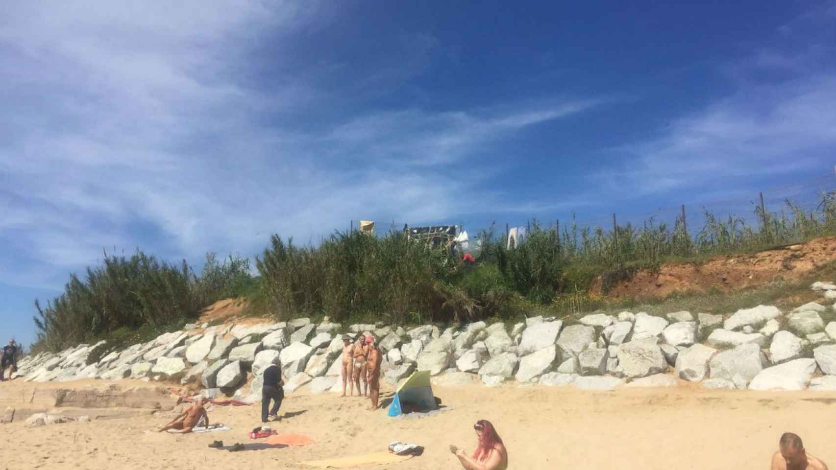 Zona nudista en la playa de la Mar Bella / Elisenda Fernández