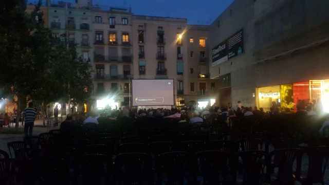 La plaza Salvador Seguí del Raval se llenó de aficionados / @galapita