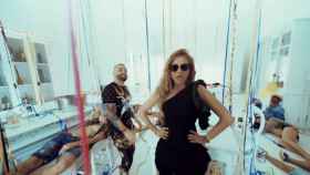 Paulina Rubio y Nacho en el videoclip de 'Desire (Me tienes loquita)' / PAULINARUBIOVEVO
