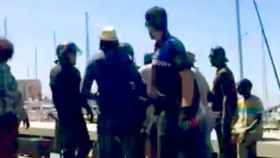 Enfrentamiento entre manteros y policía en el Port Vell / CRÓNICA GLOBAL