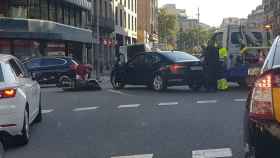 Imagen tomada poco después del accidente, en el que el vehículo negro de Uber se ha llevado por delante a la moto