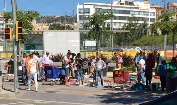 Vendedores del mercado de la miseria junto al centro comercial de Glòries / JORDI SUBIRANA