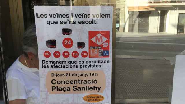 Carteles como este han inundado este jueves las paradas del autobús 24 a lo largo de su actual recorrido / MIKI