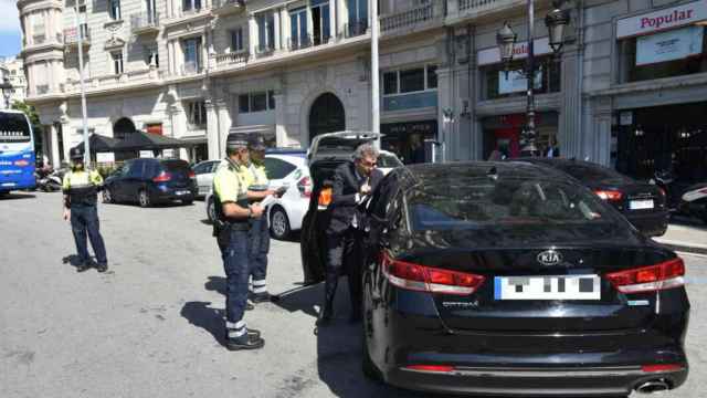 La Guárdia Urbana realiza un control a un vehículo VTC / @barcelona_GUB