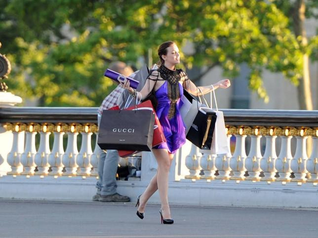 Una mujer de compras en una imagen de archivo