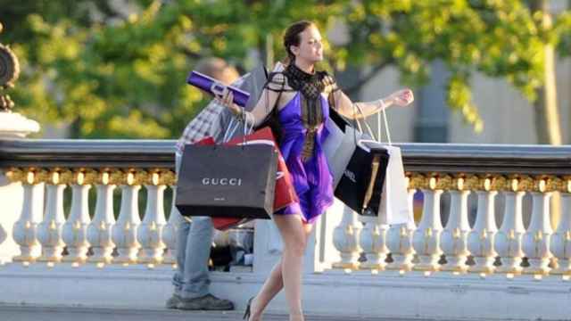 Una mujer de compras en una imagen de archivo