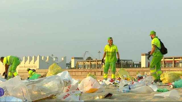 Tras la noche de Sant Joan, los equipos de limpieza municipales han dejado a punto las playas de Barcelona / BTV