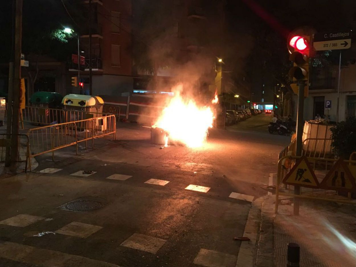 Contenedor quemado en el cruce entre la calles Castillejos y Santa Carolina