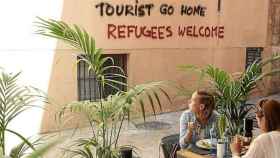 “Tourists go home, refugees welcome” | El Titular